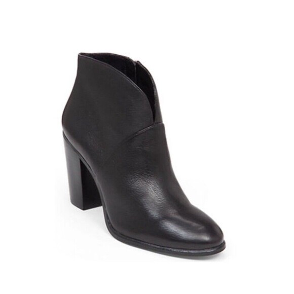 VINCE CAMUTO Black Leather Franell Ankle Boot Size 9W - Picture 1 of 7